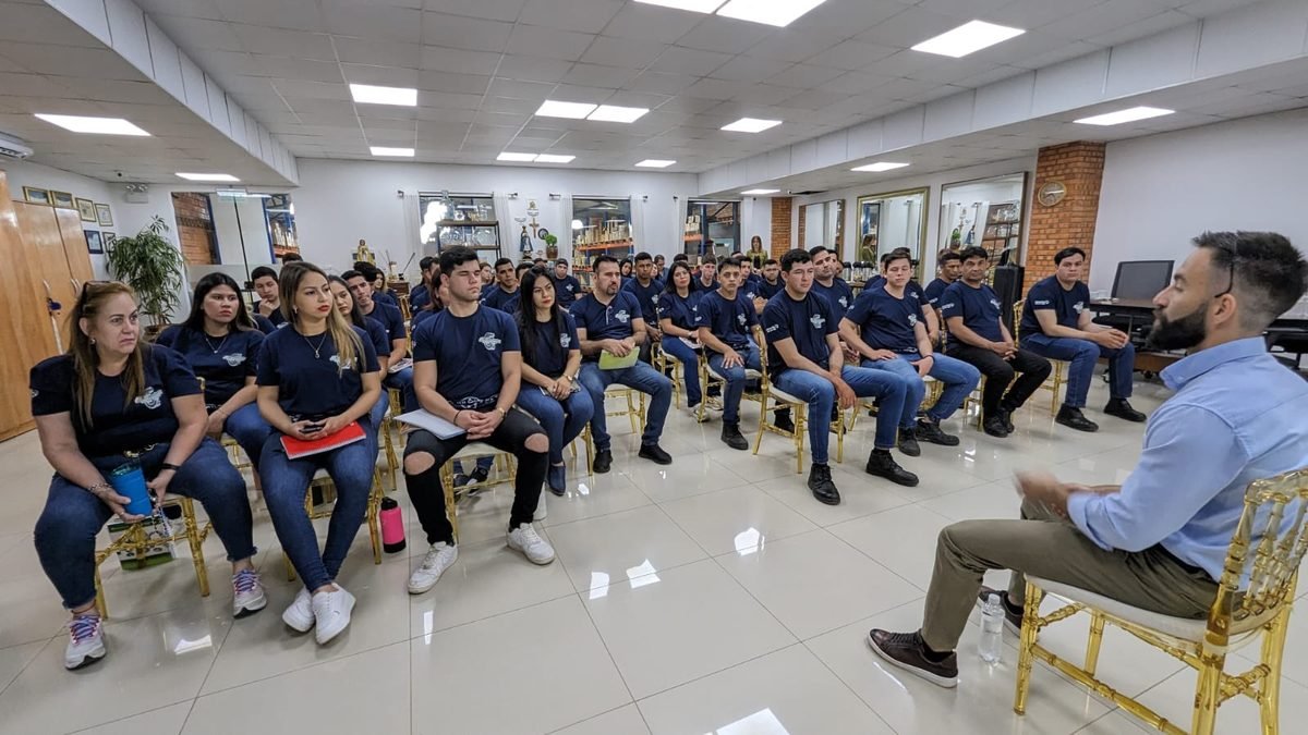 Seminario de Raul Gullón ante el equipo de una empresa